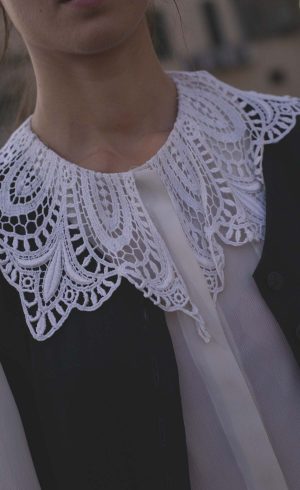 Wide lace collar SHIRT