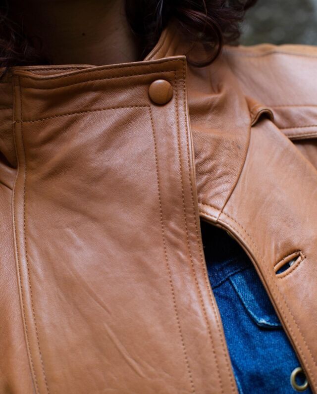Perfetto per questo periodo incerto, umido e freddo!
Cosa ne pensate di questo Parka?
A noi fa impazzire, sia il modello, così unico e particolare, che il colore, e stiamo davvero facendo fatica a separarcene!

Prendi parte anche tu alla nostra #megarivoluzionegreen scegliendo il #secondhand !
⬇️
www.megastudio.store
🤍
.
.
.
#megastudiostore #megastudio #prelovedresearch #secondhandclothes #secondhandroma #parka #leatherparka #anni80 #stileunico #nonesserebanale #scegliilsecondhand #sceglimegastudio