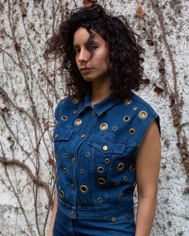 • DENIM PASSION •
Inventato in America dal sarto Jacob Davis e brevettato da Levi Strauss nel 1873, il #jeans è una tela ruvida molto resistente, utilizzata per fabbricare moltissimi capi: pantaloni, camicie, gonne, gilet, indossabili da chiunque.
Utilizzato inizialmente per creare i pantaloni da lavoro manuale, la moda e l’uso del jeans ha letteralmente dilagato.
L’outfit che ti presentiamo oggi è tutto in jeans, composto da questo gilet di Moschino con gli occhielli in ottone e la gonna con borchiette e monete, ti piace?
Lo trovi sul nostro Store!
🖤
.
.
.
#megastudiostore #megastudio #prelovedresearch #moschino #moschinojeans #secondhandclothes #secondhandroma #jeans #denim #stileunico #nonesserebanale #scegliilsecondhand #sceglimegastudio #megarivoluzionegreen #sostenibilità